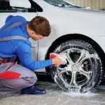lavage des jantes d'une voiture
