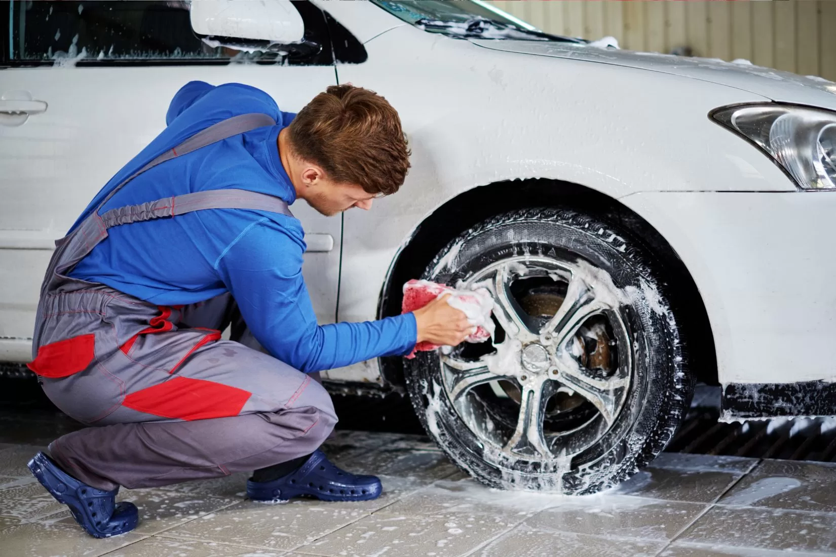 lavage des jantes d'une voiture